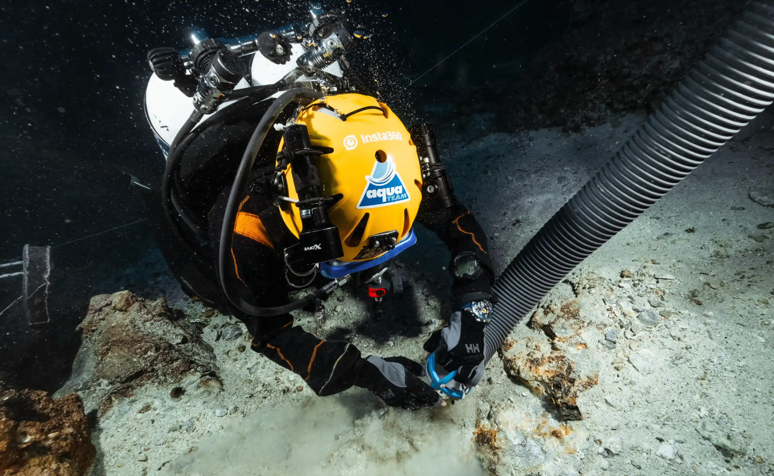 Image of scuba diver holding airlift working underwater
