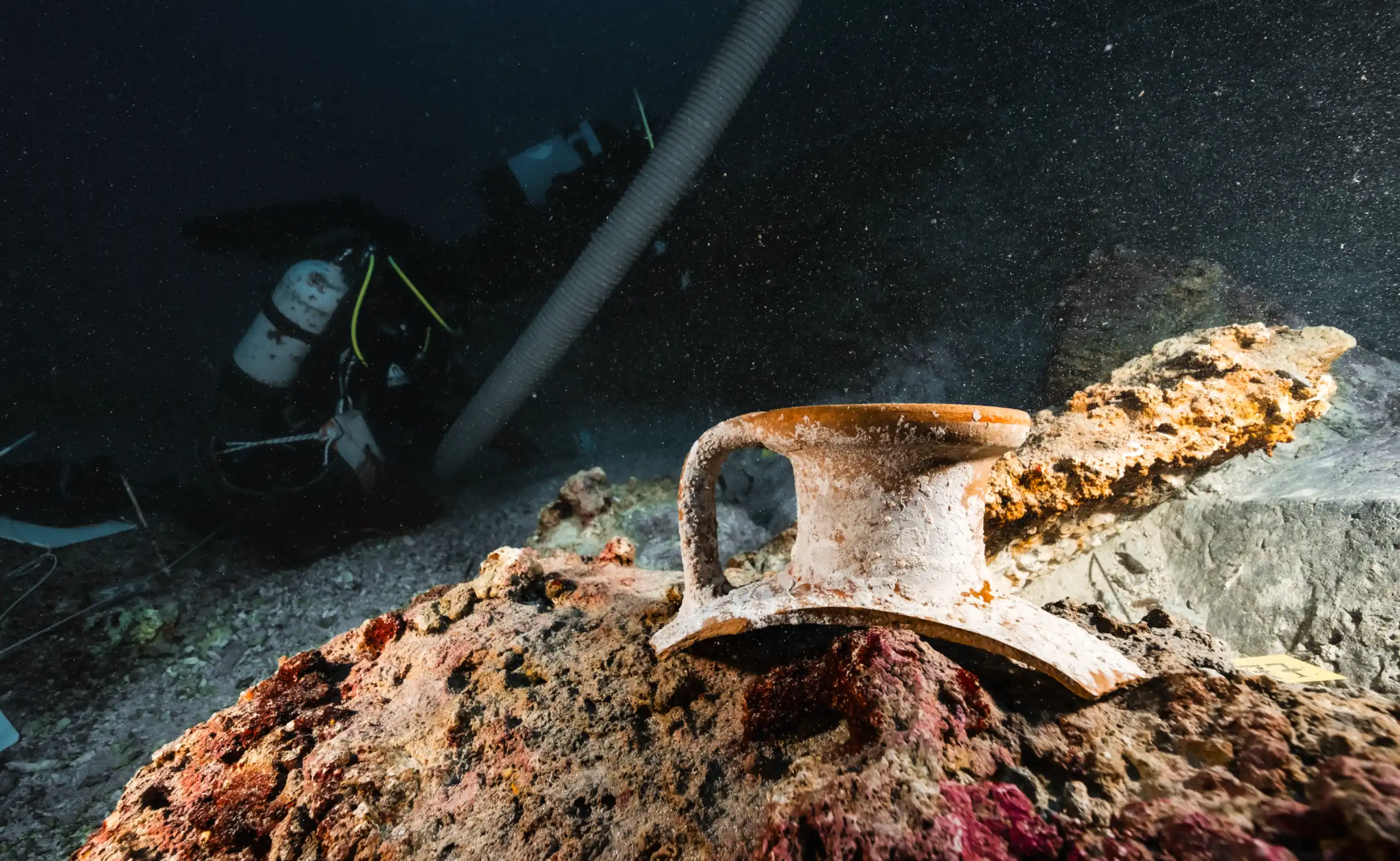 Underwater image of the top part of a Mycenaean amphorae on top of a rock
